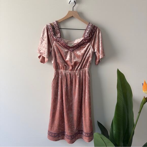 Lucky Brand Dresses & Skirts - Lucky Brand Velvet Flutter Sleeve Cold Shoulder Knee Length Dress embroidered XS